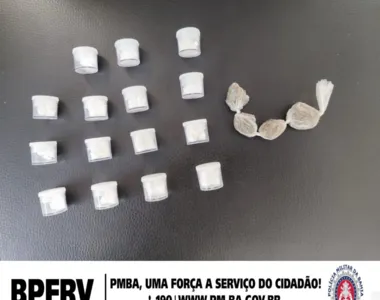 Foram encontradas 15 embalagens com cocaína, quatro trouxinhas de maconha e um aparelho celular