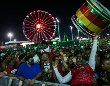 Músico desceu pra tocar no meio da galera