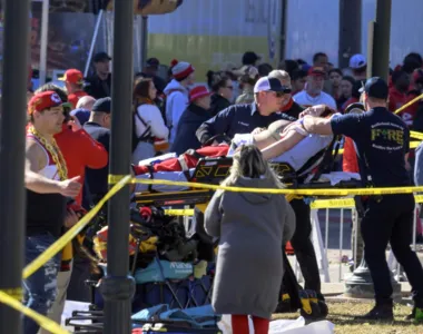 Dezenas de pessoas foram baleadas na confusão