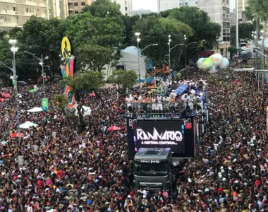 O cantor desfilou no circuito Campo Grande com sua popular pipoca