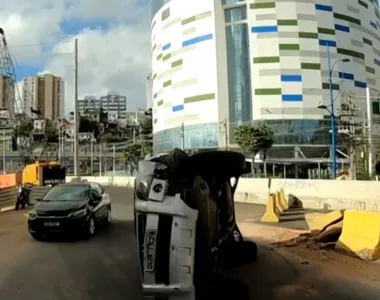 Carro de passeio bateu em bloco de concreto