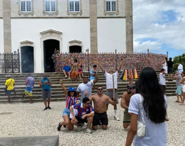 Galera se reuniu na frente da famosa igreja