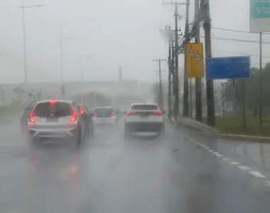 Chuva na Avenida Dorival Caymmi, no bairro de Itapuã