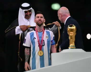 Emir do Catar premia Lionel Messi após título da Argentina