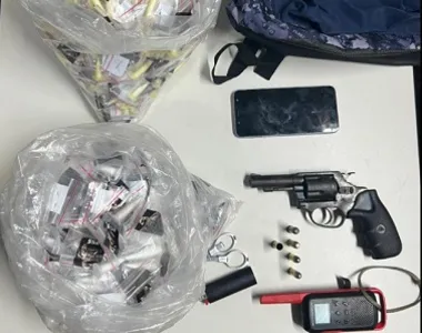 Armas e drogas apreendidas com o suspeito durante a ocorrência