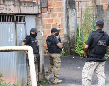 Diversas porções de drogas foram apreendidas em mochila dos suspeitos