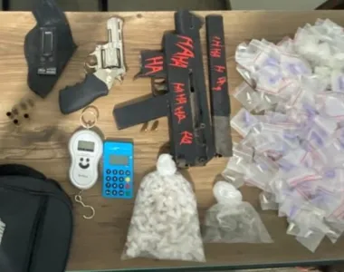 Suspeitos estavam com armas e drogas