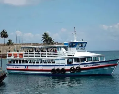 Catamarã da travessia Salvador-Mar Grande