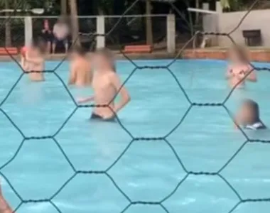 Diversas pessoas estavam aproveitando o sol para curtir na piscina