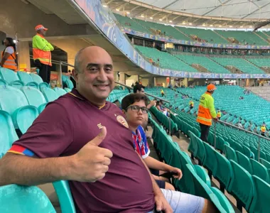 André Rodrigues e o filho durante jogo do Bahia