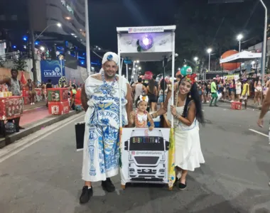 Pais da pequena Maria vieram do Rio de Janeiro e tiveram a ideia para não perderem a festa e colocar a filha no ritmo