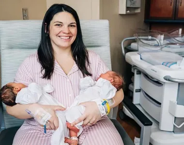 As duas meninas da mulher nasceram com uma diferença de 10 horas