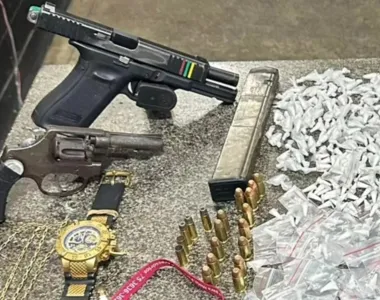 Armas e drogas encontradas com a dupla