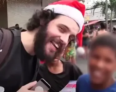 Vestido com um gorro de Papai Noel, Defante pede que um deles mande uma "mensagem natalina" e daí surge o meme
