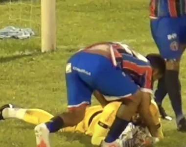 Lateral foi parabenizar o goleiro e cometeu pênalti