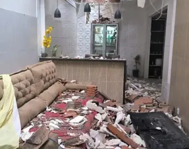 Teto desabou e destruiu móveis