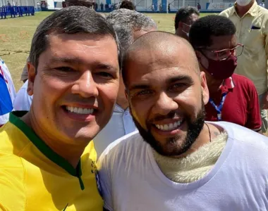 Dani Alves realizou projetos sociais para crianças por meio do próprio Instituto