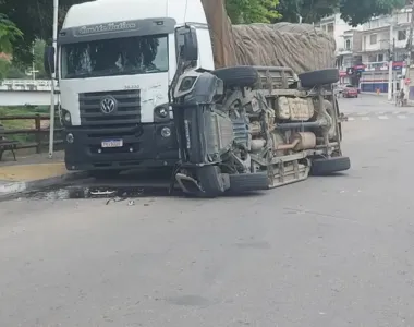 Viatura também bateu em uma carreta