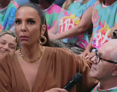 Ivete senta no colo de idoso na Globo