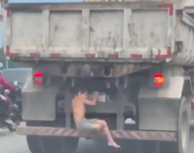 Criança na traseira do caminhão de carga
