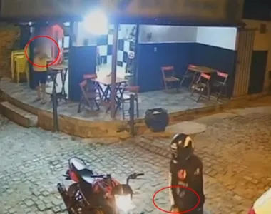 Com o faro policial, o investigador descarregou o cartucho no motoqueiro