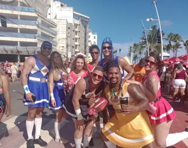 Galera se reúne para meter a fantasia na folia
