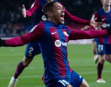 Jovem atacante comemorando primeiro gol marcado na Espanha