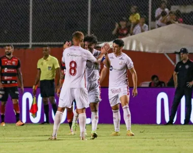 Jogadores do Náutico comemoram gol sobre o Leão