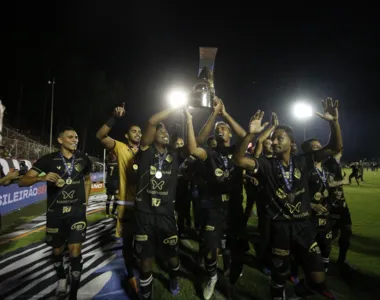 Jogadores do Vitória levantando taça da Série B