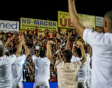 Jogadores do Vitória comemoram acesso junto com a torcida