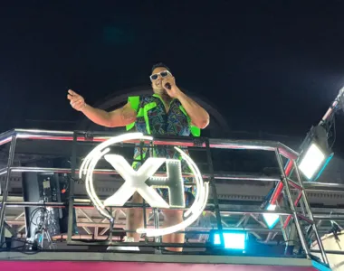 Xanddy contou com Carla Perez em cima do trio