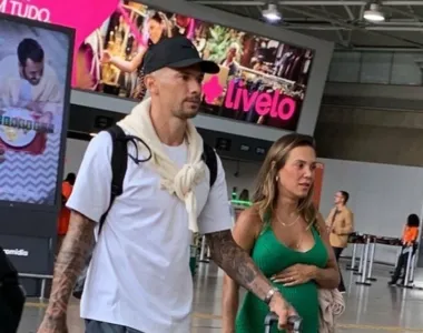 Cuesta é flagrado chegando em Salvador