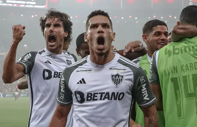 Imagem ilustrativa da imagem Galo dá baile no Maraca e vence Mengão; Santos perde e ajuda Baêa