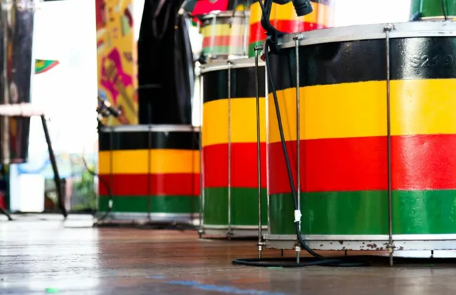 Imagem ilustrativa da imagem Olodum sem cordas e abadás, Caminhada do Samba e a promessa do arrocha