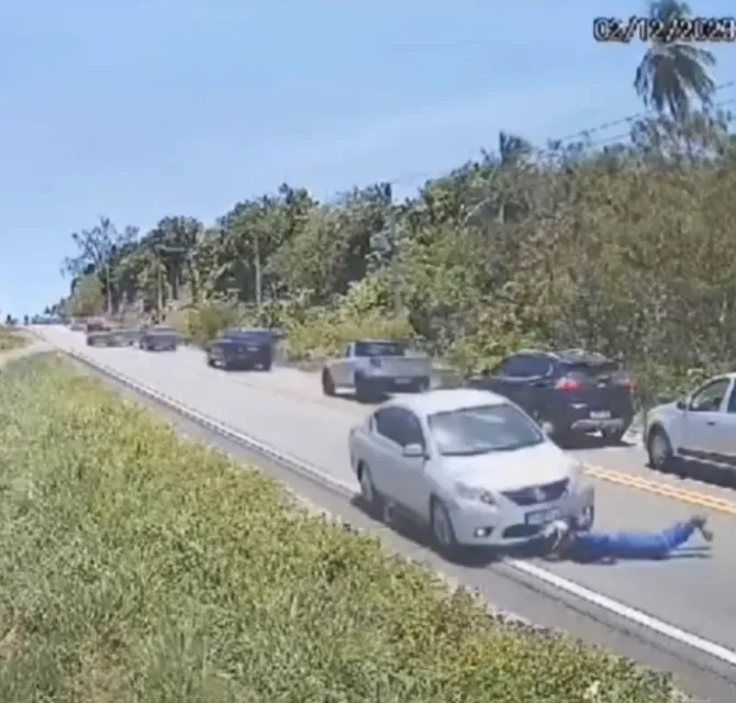 Imagem ilustrativa da imagem Imagem forte! Motociclista colide em veículo e é atropelado por outro