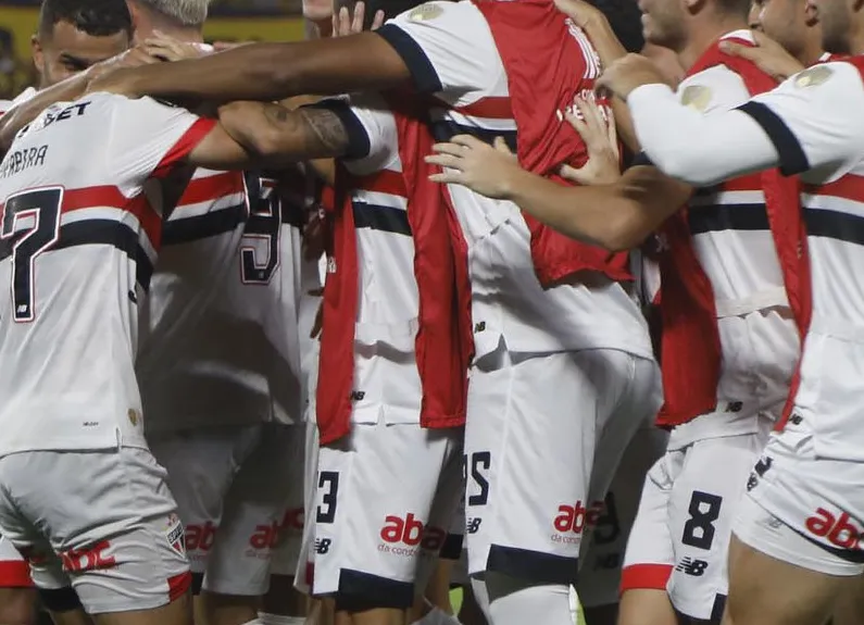 Jogadores do São Paulo comemoram gol
