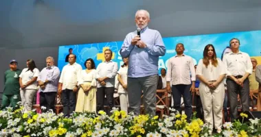 Imagem ilustrativa da imagem Lula promete visitar cidades inundadas no RS após água baixar