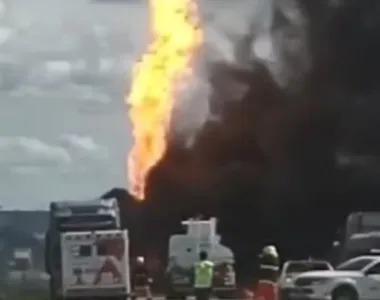 Quatro veículos geraram um engavetamento, nesta segunda-feira (4), a ponto de provocar uma tragédia. Na ocasião, o motorista do caminhão-tanque morreu carbonizado, na BR-116, na altura da cidade de Vitória da Conquista, no sudoeste do estado da Bahia.