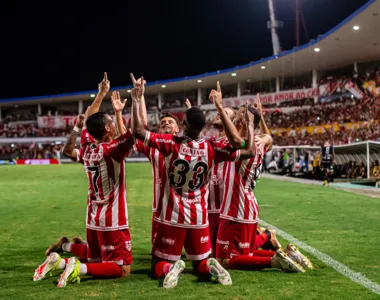 Jogadores do CRB comemoram gol