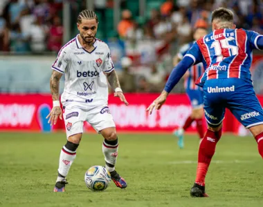 Matheusinho sendo marcado por Victor Cuesta no clássico Ba-Vi