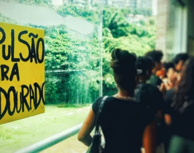 Protesto foi organizado por alunos da Escola de Teatro