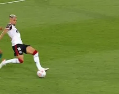 Atleta acabou escorregando e o Flamengo perdeu o jogo