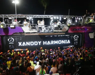 Trio elétrico puxando por Xanddy no Carnaval de Salvador 2024