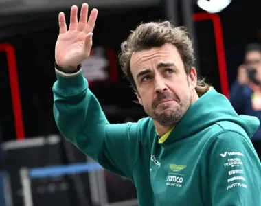 Fernando Alonso vai continuar competindo pela Aston Martin