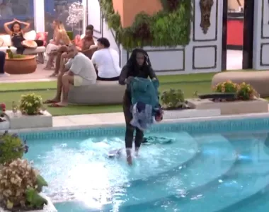 Leidy joga as roupas de Davi na piscina