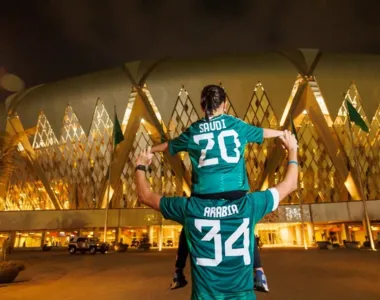 Torcedores usam camisa da seleção saudita com os números alusivos a Copa de 2034