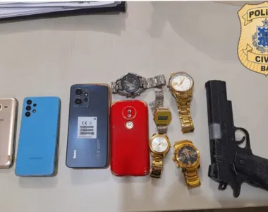 Quatro celulares e relógios foram recuperados com os criminosos, flagrados na Estrada das Barreiras, em Salvador