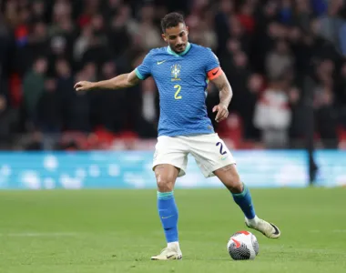 Danilo foi o capitão do Brasil no amistoso contra a Inglaterra