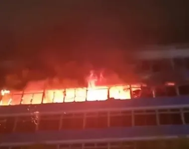 Equipes do Corpo de Bombeiros já controlaram as chamas no local