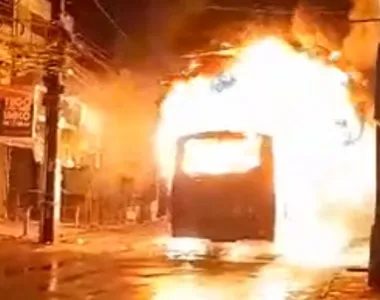 Ainda não se sabe quem ateou fogo no ônibus